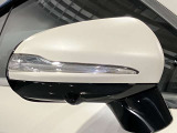 ウィンカー内蔵ドアミラーを開発したのは『メルセデス・ベンツ』です。他車からの視認性が高まり、事故の可能性を低減させています。更に、点灯部分はドライバーの視界に入らないように設計されています。