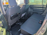 ご家族や友人が乗車する際にも十分な空間を備えたリアシート。普段使いに重宝する座席エリアです。