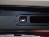 スイッチひとつでバックドアを自動開閉。荷物の積み下ろしを快適にサポートします。