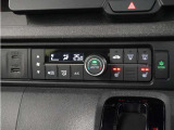電子制御パーキングブレーキ搭載で指一本で簡単に操作することができます。さらに停車中に、ブレーキペダルを踏み続けなくても、自動的にブレーキを保持する機能である、オートマチックブレーキホールド付きです。