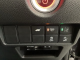 Hondaセンシング用の、VSA(ABS+TCS+横滑り抑制)解除と路外逸脱抑制機能のオンオフスイッチなどはハンドルの右側に装備しています。