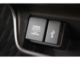 USBオーディオ用ソケットがついていますので携帯電話などを接続すれば音楽等の再生が可能です!シガーソケットもございます!
