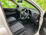 運転席まわりは各計器やスイッチが見渡しやすく、前方の視界も確保されたレイアウト。座面には柄入りのファブリックを採用し、日常使いに落ち着いて過ごせる空間です。