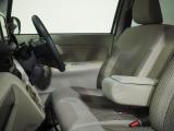 運転席にはアームレストが備わっています。
