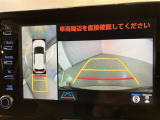 【パノラミックビューモニター】映像で、見づらい車両周辺の確認をアシスト。クルマを真上から見ているような映像を表示。 運転席から確認しにくい車両周囲の状況を把握。