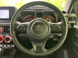 ステアリングには手元で扱えるスイッチが配置され、運転姿勢を保ちながら各種操作に移りやすい設計です。メーターやナビも見渡せる位置関係で、日常の運転をサポートします。