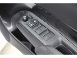 スイッチ一つで窓を開け閉めできるパワーウィンドウスイッチです。