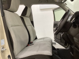 座面も厚みがあり背もたれも高く、広い足元にゆったり座れるシートです。運転席と助手席の間が空いている為、助手席側への移動がスムーズです。交通量の多い道でも助手席側から乗り降りができます。