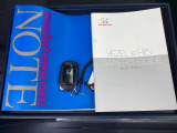 取扱説明書やメンテナンスノートもそろっています。スマートキーは荷物を持っている時でも、キーを取り出さずドアの施錠・開錠ができます。