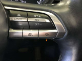 レーダークルーズコントロールを装備。アクセルやブレーキを操作しなくても、自動で先行車との車間距離を保ち追従走行できます。長距離や高速道路を運転する際に、ドライバーへの負担を軽減します。