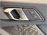 当社BMW認定中古車は全車保証付きでございます。また保証料金や整備費用はお見積書内の諸費用・税金に追加計上する事はございません。認定中古車保証付きのお支払総額でお見積りご依頼の上、他店とお比べください