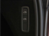 オートレベライザーは走行中に車両のサスペンションと衝撃吸収特性を自動的に制御して、快適性と機能性を最適な状態に保ちます。荷積みや乗り降りをしやすくするために、手動で車高を調節することもできます。