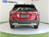 スバルのターボ車の特徴である2本出しマフラーを装着していますが、バンパー裏に隠すヒドゥンタイプとし、力強くも上品なリヤビューを形成しています。