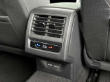 運転席・助手席・後席で個別に温度調整が可能な3ゾーンフルオートエアコン。乗る人それぞれに快適な空調を提供します。