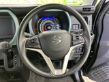 手元に複数のスイッチが配置され、運転姿勢を保ちながら各種機能を操作しやすい仕様です。メーターも視線の先に収まり、走行中に情報を確認しやすいレイアウトです。