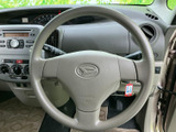 握りやすい円形のステアリングが運転席正面に配置され、メーター類や空調操作部も見渡しやすいレイアウトです。前方を見ながら運転姿勢を整えやすく、日常の移動を支えます。