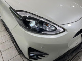【LEDヘッドライト】悪天候や夜間走行時も良好な視界を確保し安心して運転できる高輝度LEDヘッドライトを装備!点灯速度が早く、消費電力も抑えられています。