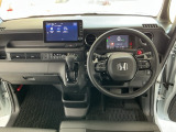 【ハンドル】運転にかかわる様々な操作を安全に行えるように視点移動が少なく操作性に配慮されたスイッチ類が凝縮されたコックピットです。
