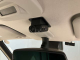 前方の映像だけでなく、車内から後方の映像もばっちり記録します