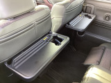 シートバックテーブル付きです!停車時にものを置いたりなどできますよ!