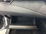 ちょっとしたところは収納ボックスにもなっています。車内はサイズも決まっているので、収納が少ないと思っているアナタ!ご安心ください。さまざまなところに収納が隠れているんです♪