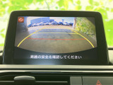 後方の映像とガイドラインが画面に表示され、駐車時に車両後方の状況を確認する際に役立ちます。周囲を目視しながら画面も使えるため、車庫入れ時の目安になります。