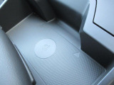 アダプティブLEDヘッドライト装着!フォワードセンシングカメラで前方の追従や対向車の位置を確認、車輌のいない箇所をハイビームにするグレアフリーハイビーム機能が付いております。