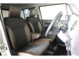 フロントベンチシートだから運転席足元もゆったり、広々快適です♪