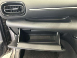 ちょっとしたところは収納ボックスにもなっています。車内はサイズも決まっているので、収納が少ないと思っているアナタ!ご安心ください。さまざまなところに収納が隠れているんです♪