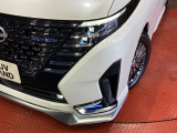 【LEDヘッドライト】悪天候や夜間走行時も良好な視界を確保し安心して運転できる高輝度LEDヘッドライトを装備!点灯速度が早く、消費電力も抑えられています。