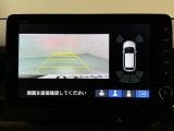 リバースギアに入れるだけで後方の表示へ切り替わります。夜間や雨の日の駐車も楽になりますよ。