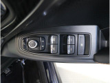 運転席には、ドアミラーの開閉および角度調整、集中ドアロック機能、さらには全ウィンドーの開閉操作を可能にするスイッチが一つに集約。運転中でもスムーズかつ効率的に操作でき、安全性と快適性に役立っています。