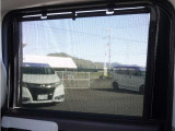 【ロールサンシェード】日よけとしての機能以外にも、車中泊や目隠し が必要な場合に便利な装備です。お近くのホンダカーズ総社までお越しください。
