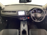 車内は光触媒抗菌消臭施工済です。スタイリッシュなデザインでスポーティなインパネ周りを演出します。グローブボックスやカップホルダーのほかにトレーなどたくさんの収納スペースが付いています。