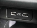 ◆スマートフォンの充電等にも便利な電源ソケットも使いやすい場所に装備されています。