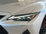 【三眼LEDヘッドライト】スタイリッシュな見た目の三眼LEDヘッドライトを装備♪スタイルだけでなく、夜間の走行も視界良好で安心してお乗りいただけます。
