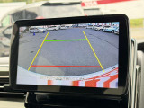 【バックカメラ】駐車時に後方がリアルタイム映像で確認できます。大型商業施設や立体駐車場での駐車時や、夜間のバック時に大活躍!運転スキルに関わらず、今や必須となった装備のひとつです!