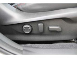 「運転席10WAY電動パワーシート(ランバーサポート付)」も装備、腰部の反り具合も調整できるランバーサポート付きでより身体にフィットしたポジショニングが可能、ロングドライブでも疲れにくいと思います