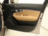 運転席ドアの全景です。キャビンを彩るすべてのものに、機能を形にした美しさが備わっています。