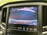 後方の映像にガイド線が表示され、駐車時に車両周辺を目で確かめながら操作できます。駐車スペースへの出し入れや、後退時の安全確認をサポートする便利な装備です。
