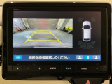 リバースギアに入れるだけで後方の表示へ切り替わります。夜間や雨の日の駐車も楽になりますよ。