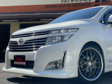 エクステリア。 フロントフェイスは、日産のエンブレム周辺にVモーショングリルをモチーフにしたデザインを採用し、重厚感と安定感を主張するスクエア基調のスタイリング。