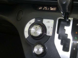 【オートエアコン】車内温度を感知して自動で温度調整をしてくれるのでいつでも快適な車内空間を創り上げます!どの席に座っても快適なドライブが楽しめます♪