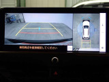 バックモニターと一緒にパノラミックビューモニター搭載!後方だけでなく、車を真上から見るように周囲の安全確認をサポートします