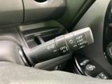 表示がレバー上にまとめられ、必要な操作を目で確認しやすい仕様です。運転席から手の届く位置にあり、状況に応じた操作をスムーズに行える実用的な装備です。