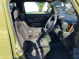 運転席まわりは前方や側方を見渡しやすい配置で、乗り込んだ際の視界も開放的です。ゆとりを感じるシートに座り、落ち着いて過ごせる空間を日々の移動にご活用いただけます。
