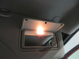 運転席側と助手席側にバニティミラーついていますちょっとした身だしなみが確認できます。