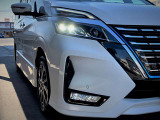 アダプティブLEDヘッドライトシステム!対向車がいてもハイビームを維持!または、ハイビームとロービームを自動切り替えし、視認性の高い状態が維持されます!