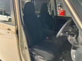 運転席、助手席です。座面も広くゆったりと座れてアームレストも付いているので重宝します。