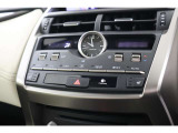 運転・助手席で独立した温度設定のできる、オートエアーコンディショナー。花粉除去機能、ナノイオン発生機能を装備し、室内を快適な環境に保ちます。
